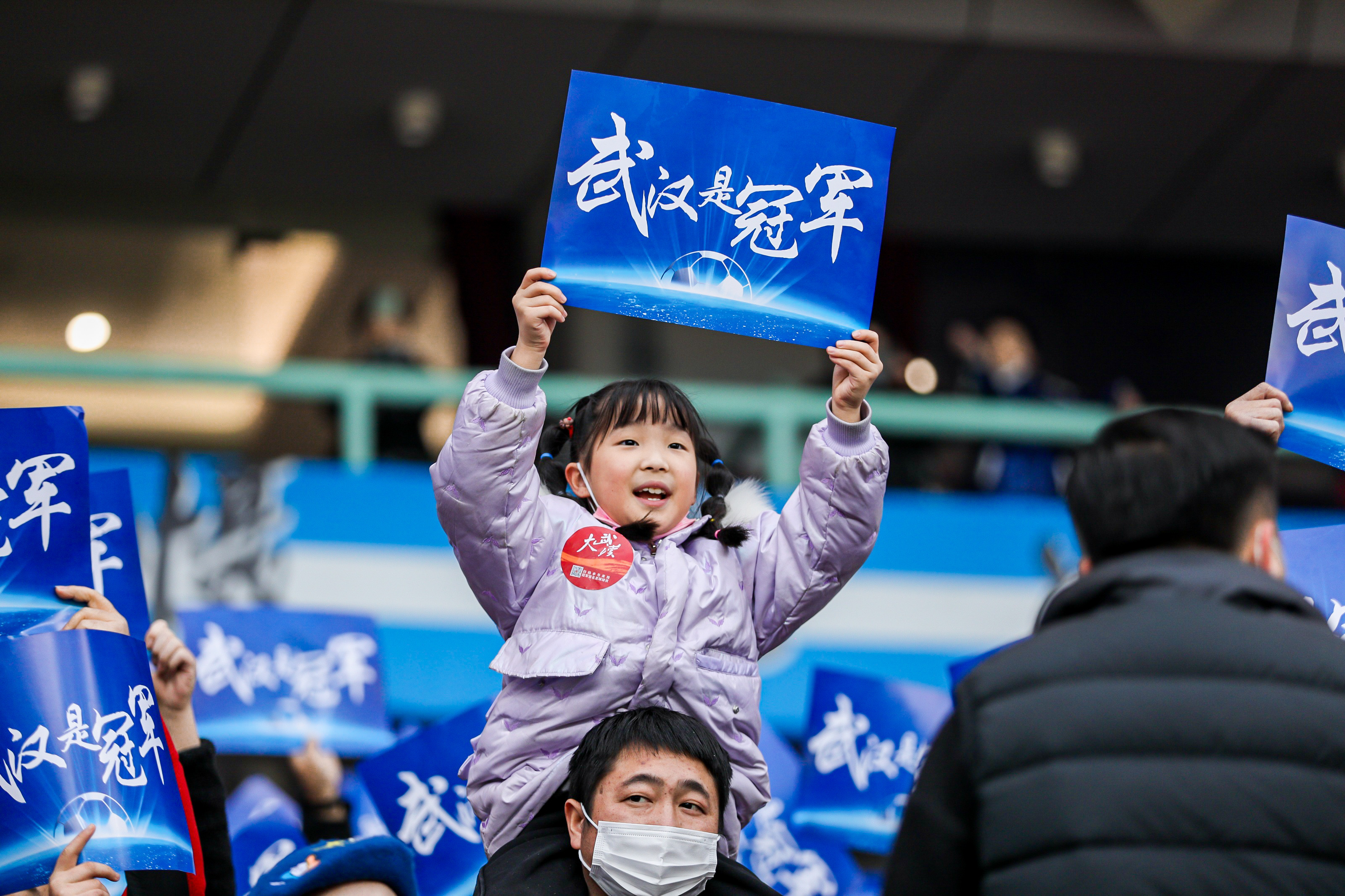 MK体育-黄渤现身球场助威，球迷热情为他欢呼加油