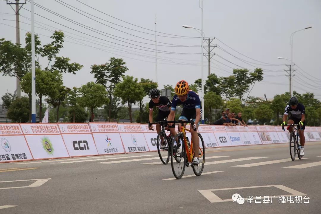 德国田径健将风驰电掣，冲刺终点